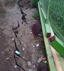 Pagar SDN 2 Sirnajaya Kecamatan Pasirwangi Terancam Roboh