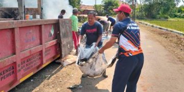 Kepala Desa Sukamulya Berharap Ketua RW dan RT Berperan Aktif Dalam Kegiatan Kerja Bakti