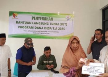 Kepala Desa Gajahmekar Kecamatan Kutawaringin Kabupaten Bandung, Syaefulloh, SP., M.Si menyerahkan BLT Dana Desa secara simbolis kepada salah satu warga penerima manfaat.