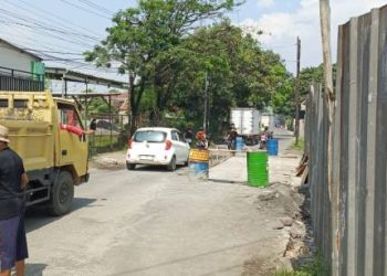 Lama Menunggu Bantuan Pemerintah, Kades Nanjung Inisiatif Perbaiki Jalan Kabupaten Ambrol dari Swadaya Masyarakat dan Pengusaha