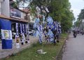 Pedagang kaki lima di TKI III Desa Rahayu dibiarkan berjualan di trotoar pembatas lajur jalan, sedangkan pedagang di TKI  V dilarang.