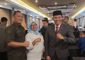 Ketua PWI Kabupaten Bandung Enung D Susana (tengah), Asisten Pemerintahan dan Perekonomian Kabupaten Bandung Kawaludin  (kanan) .