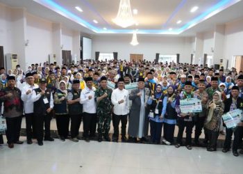 Bupati Bandung Dadang Supriatna melepas keberangkatan jemaah haji kloter 18.
