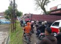 Seorang Personel Polsek Wanaraja sedang mengatur arus lalu lintas yang macet akibat Truk Tronton Amblas