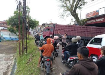 Seorang Personel Polsek Wanaraja sedang mengatur arus lalu lintas yang macet akibat Truk Tronton Amblas