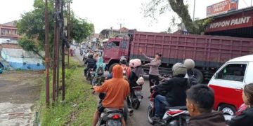 Polsek Wanaraja Bantu Evakuasi Truk Tronton Yang Amblas