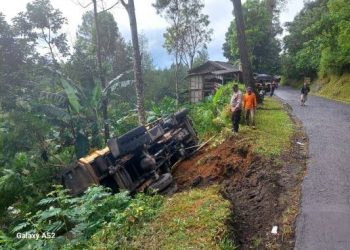 Truk Bermuatan Pasir Terperosok di Jalan Gunung Gelap