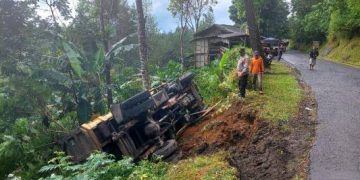 Truk Bermuatan Pasir Terperosok di Jalan Gunung Gelap