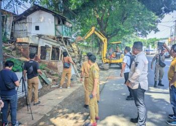 Bangunan Liar  di Sekitaran Gerbang Tol Cikampek Purwakarta Mulai Dibongkar