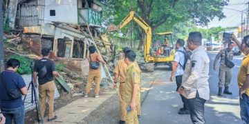 Bangunan Liar  di Sekitaran Gerbang Tol Cikampek Purwakarta Mulai Dibongkar