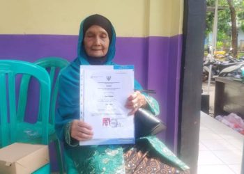 Nenek 74 Tahun Lulus SMP, Bukti Semangat Belajar Tak Kenal Usia di Desa Beber