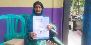 Nenek 74 Tahun Lulus SMP, Bukti Semangat Belajar Tak Kenal Usia di Desa Beber