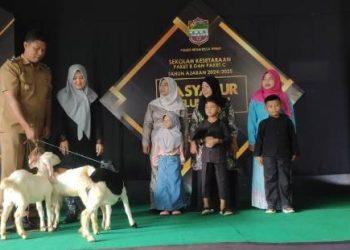 “Satu Anak, Satu Anak Kambing”, Inovasi Desa Beber Pastikan Anak Tuntaskan Pendidikan. Pertama Di Indonesia.