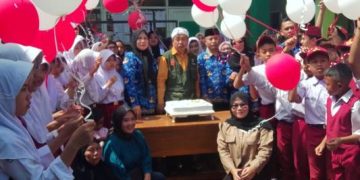 Ace Sumarna Komite SDN Nagrak 01 Hadiri Kelulusan Siswa – Siswi Kelas VI Secara Sederhana Lepaskan Balon