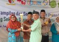 Kasi Kurikulum SD, H. Amim Meriatna Subhan menyerahkan piala kepada peserta PENTAS PAI.