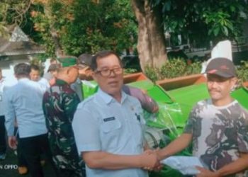 Upaya Percepatan Panen, Pemkab Purwakarta Serahkan 15 Unit Power Teaser Kepada Sejumlah Poktan