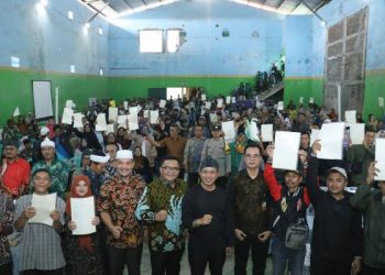 Bupati Bandung Serahkan Sertipikat Program PTSL Kepada Para Penerima di Ciparay