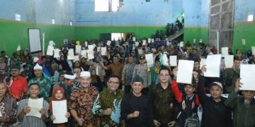 Bupati Bandung Serahkan Sertipikat Program PTSL Kepada Para Penerima di Ciparay