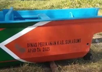 Tiga Perahu Bertuliskan Dinas Perikanan Kabupaten Sukabumi Mejeng di Pantai Loji, Milik Siapa?