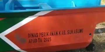 Tiga Perahu Bertuliskan Dinas Perikanan Kabupaten Sukabumi Mejeng di Pantai Loji, Milik Siapa?