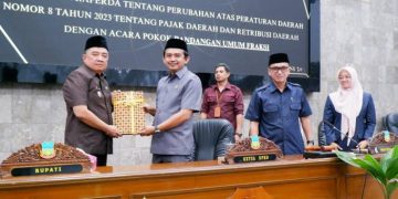 Pandangan Umum Fraksi Terkait Pembahasan Raperda Pajak dan Retribusi Daerah Digelar Dala Rapat Paripurna DPRD Garut