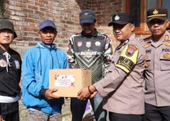 HUT Bhayangkara ke 79, Polres Semarang Bersama PSHT Bagikan Paket Sembako