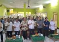 Ketua Komisi II DPR-RI Dede Yusuf menyerahkan Sertifikat PTSL kepada warga Desa  Cimekar Kecamatan Cileunyi Kabupaten Bandung.