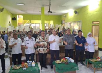 Terima 206 Sertifikat PTSL Warga Desa Cimekar Gembira