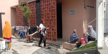 Pasokan Air Perumda Tirta Intan Terhenti Dua Hari, Emak-Emak Antri Angkut Air dari Masjid