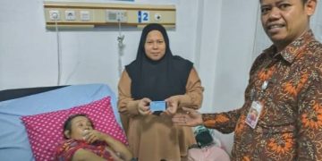 Perkuat Komitmen Layanan Inklusif Disdukcapil Ciamis Jemput Bola ke RS Dadi Keluarga Rekam e-KTP Lansia Sakit