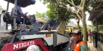 Disperkim Purwakarta Lakukan Pemeliharaan Jalan Perumahan