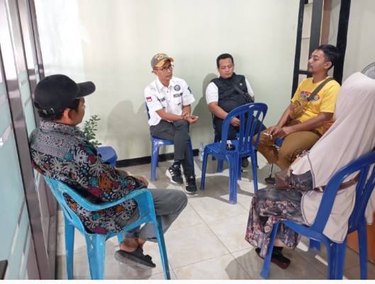 Ket: Ketua PPDI Kabupaten Ciamis Mas Ahim saat menemui Ibu Penti. Rabu (09/07/2025)
