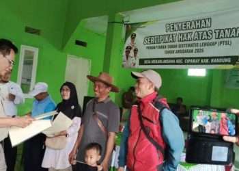 Ratusan Warga Dua Desa di Kecamatan  Ciparay Gembira Terima Sertipikat Elektronik  PTSL Gratis  dari BPN