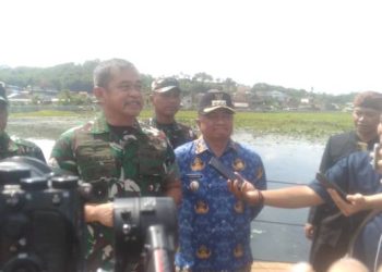 Kasad TNI Bersama Pangdam III Siliwangi Tinjau Karya Bhakti Permbersihan Eceng Gondok Situ Bagendit