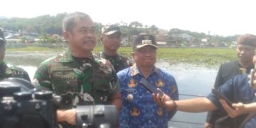 Kasad TNI Bersama Pangdam III Siliwangi Tinjau Karya Bhakti Permbersihan Eceng Gondok Situ Bagendit