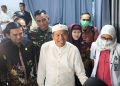 Ketua DPRD Kabupaten Garut, Aris Munandar bersama Gubernur Jabar saat menjenguk salah satu korban insiden Pesta Rakyat Garut