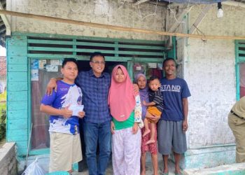 Di Tengah Efisiensi Bupati Herdiat Blusukan di Banjarsari, Serahkan Bantuan untuk 7 Rumah Tidak Layak Huni