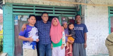 Di Tengah Efisiensi Bupati Herdiat Blusukan di Banjarsari, Serahkan Bantuan untuk 7 Rumah Tidak Layak Huni