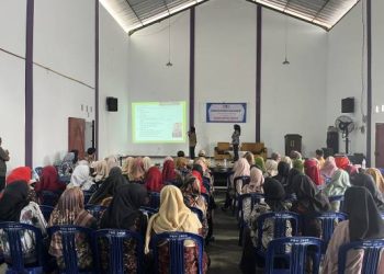 Seminar Edukasi Lingkungan, Mahasiswa KKN Linggapura Kenalkan Biopori sebagai Solusi Sampah Rumah Tangga