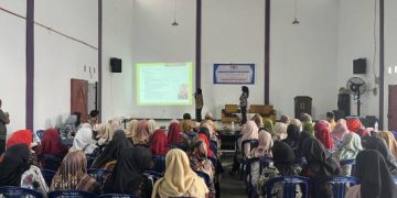 Seminar Edukasi Lingkungan, Mahasiswa KKN Linggapura Kenalkan Biopori sebagai Solusi Sampah Rumah Tangga