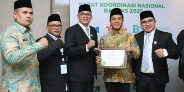 Berhasil Tingkatkan Penghimpunan ZIS, Bupati Bandung Terima Baznas Award