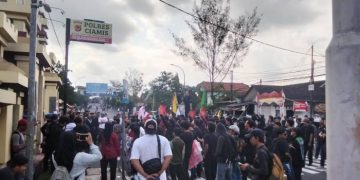 Unjuk Rasa Mahasiswa di Ciamis Ricuh, 7 Polisi Dan Sejumlah Massa Luka-Luka, Fasilitas DPRD Rusak, Provokator Diamankan