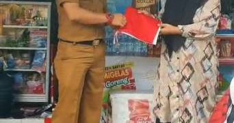 DPMPTSP Ciamis Bagikan Bendera Merah Putih, Ajak Warga Jaga Keutuhan NKRI di Momen HUT RI ke-80