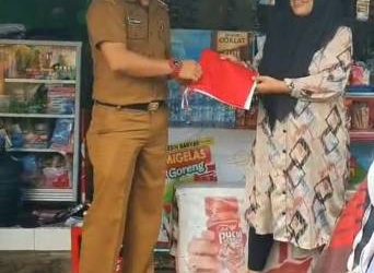 DPMPTSP Ciamis Bagikan Bendera Merah Putih, Ajak Warga Jaga Keutuhan NKRI di Momen HUT RI ke-80