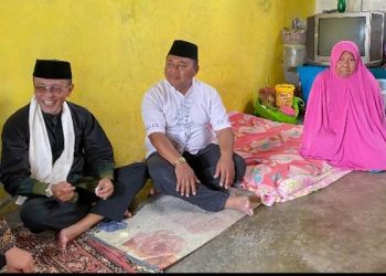 Bupati Herdiat Bahagia Berikan Langsung Bantuan Rutilahu Pada Bu Titi Janda Lansia