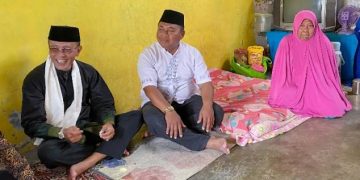 Bupati Herdiat Bahagia Berikan Langsung Bantuan Rutilahu Pada Bu Titi Janda Lansia