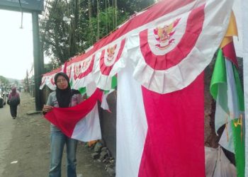 Pedagang Bendera Musiman Bertahan di Tengah Sepinya Pembeli Jelang HUT RI ke- 80 di Kabupaten Bandung
