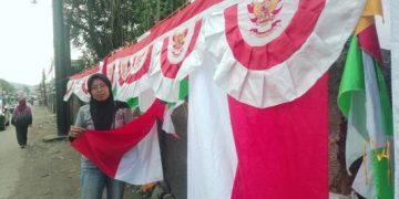 Pedagang Bendera Musiman Bertahan di Tengah Sepinya Pembeli Jelang HUT RI ke- 80 di Kabupaten Bandung