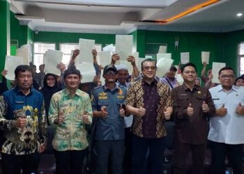 Disaksikan WK Komisi II DPR RI Dede Yusup,  ATR/BPN Serahkan Sertipikat PTSL pada Warga Desa Panyocokan Ciwidey