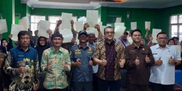 Disaksikan WK Komisi II DPR RI Dede Yusup,  ATR/BPN Serahkan Sertipikat PTSL pada Warga Desa Panyocokan Ciwidey